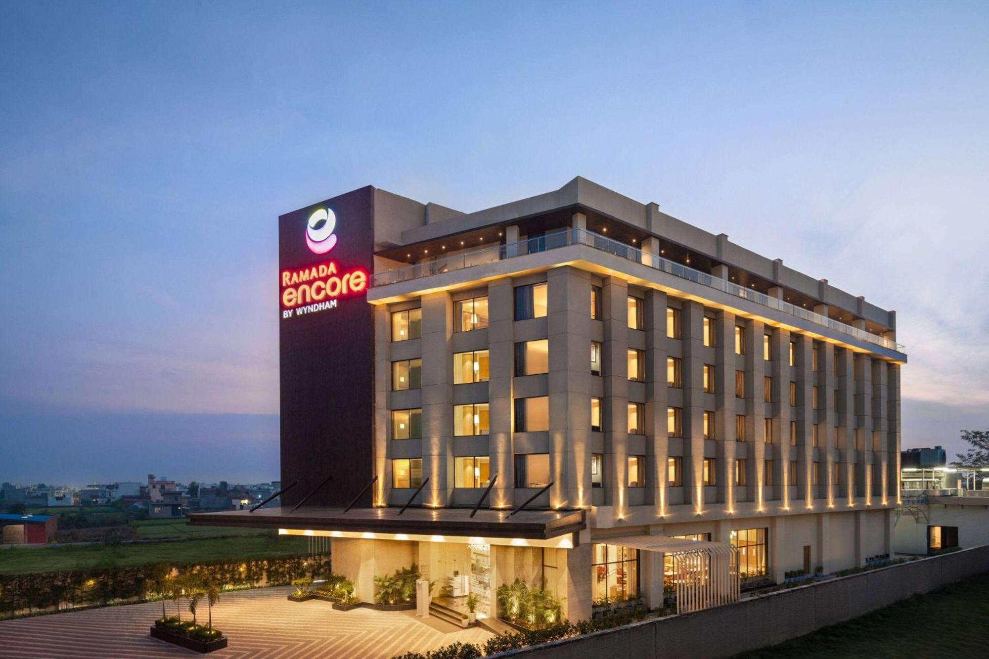 Ramada Encore By Wyndham Amritsar Airport Exterior foto